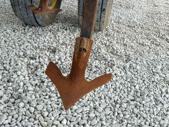 2014 John Deere 2210 Field Cultivator