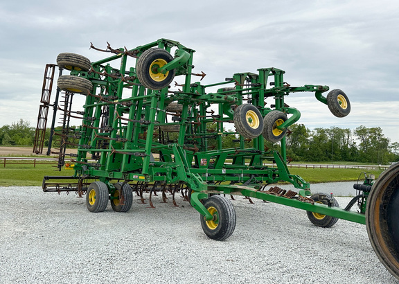 2014 John Deere 2210 Field Cultivator