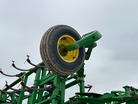 2014 John Deere 2210 Field Cultivator