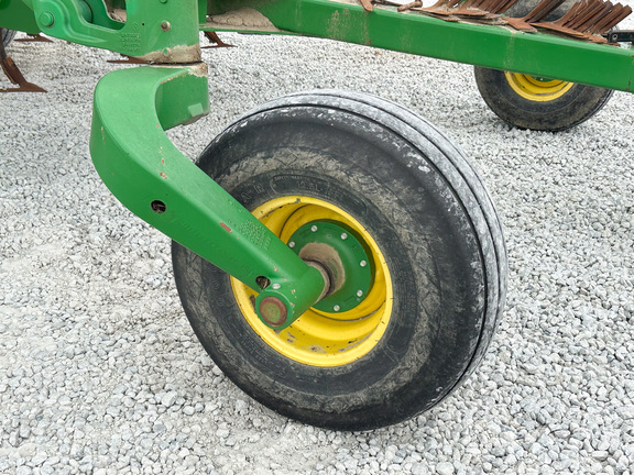 2014 John Deere 2210 Field Cultivator