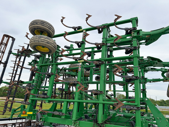 2014 John Deere 2210 Field Cultivator