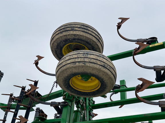 2014 John Deere 2210 Field Cultivator