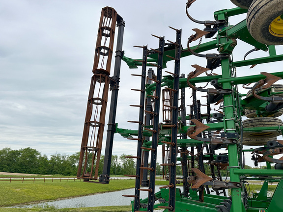 2014 John Deere 2210 Field Cultivator