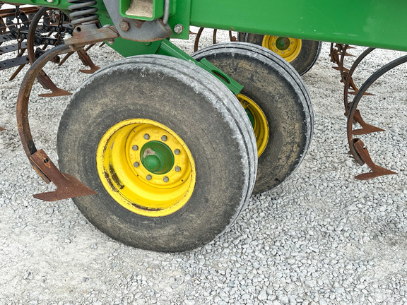 2014 John Deere 2210 Field Cultivator