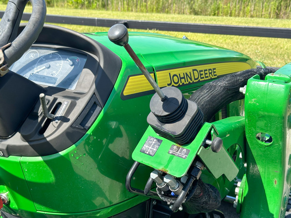 2021 John Deere 3032E Tractor Compact