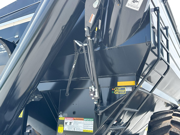 2025 J&M 812-18-LW Grain Cart