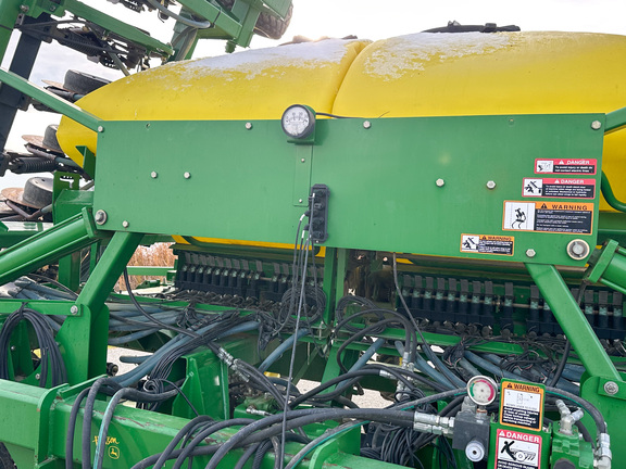 2003 John Deere 1690 Air Seeder
