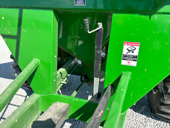 2010 Unverferth 8250 Grain Cart