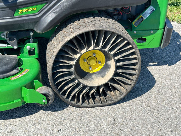 2021 John Deere Z950M Mower/Zero Turn