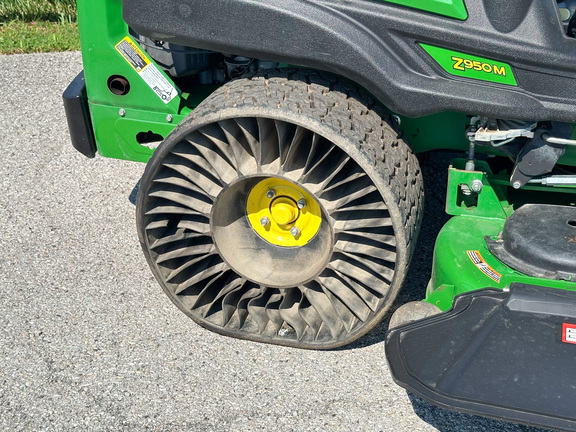 2021 John Deere Z950M Mower/Zero Turn