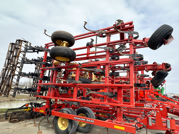 2010 Krause 5635-42 Field Cultivator