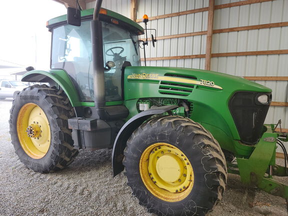 2004 John Deere 7820 Tractor
