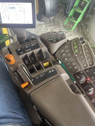 2013 John Deere 7200R Tractor