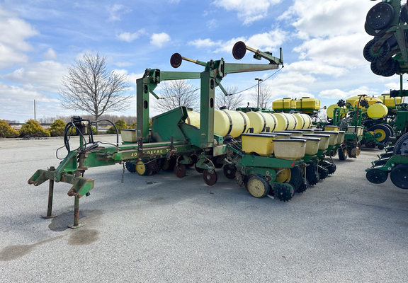 1985 John Deere 7000 Planter