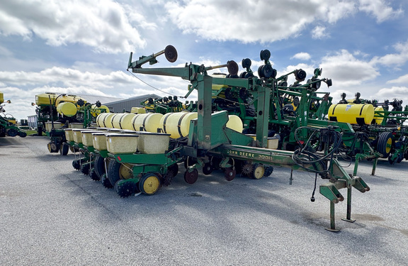 1985 John Deere 7000 Planter