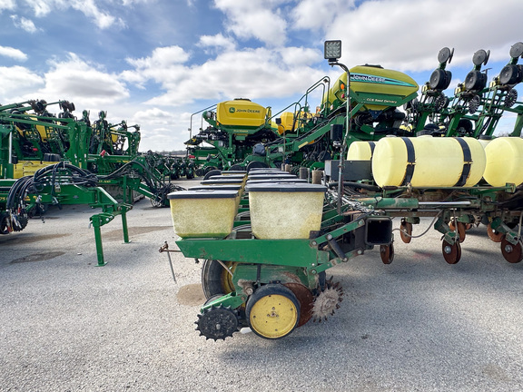1985 John Deere 7000 Planter
