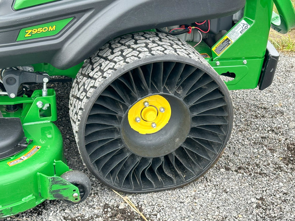 2023 John Deere Z950M Mower/Zero Turn