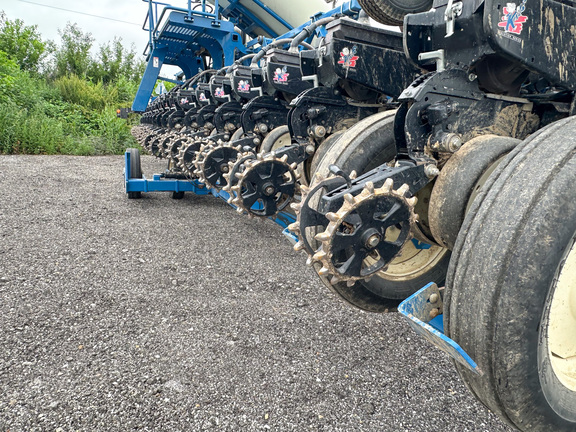 2011 Kinze 3600 Planter