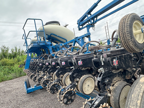 2011 Kinze 3600 Planter