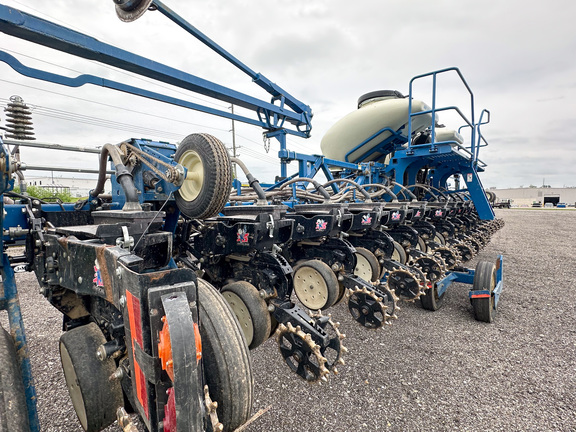 2011 Kinze 3600 Planter