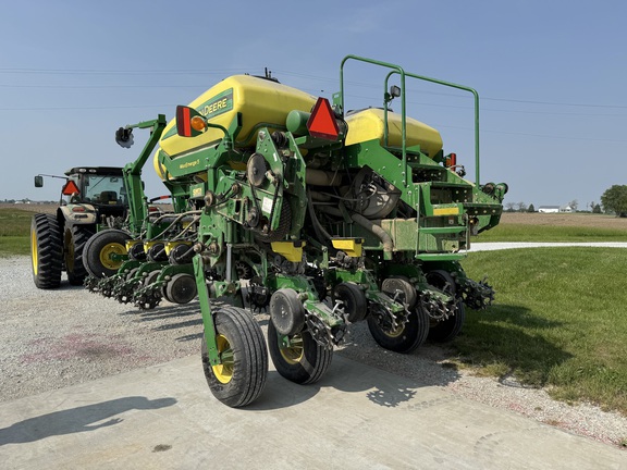 2016 John Deere 1775NT Planter