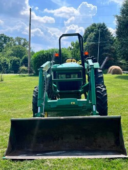 2011 John Deere 5075E Tractor