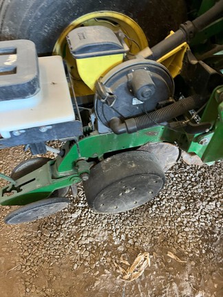 2005 John Deere 1790 Planter