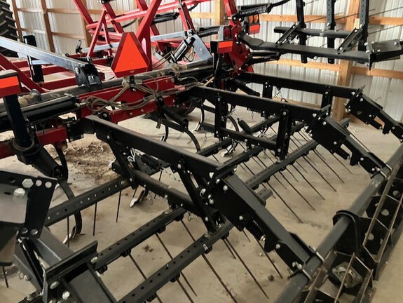 2002 Case IH TIGER MATE II Field Cultivator