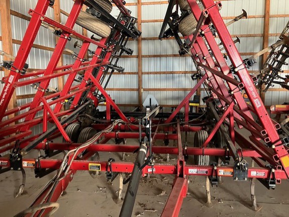2002 Case IH TIGER MATE II Field Cultivator