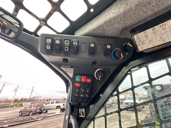 2022 John Deere 330G Skid Steer Loader