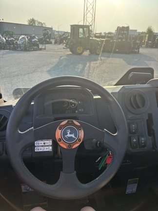 2023 John Deere XUV835M HVAC Cab ATV