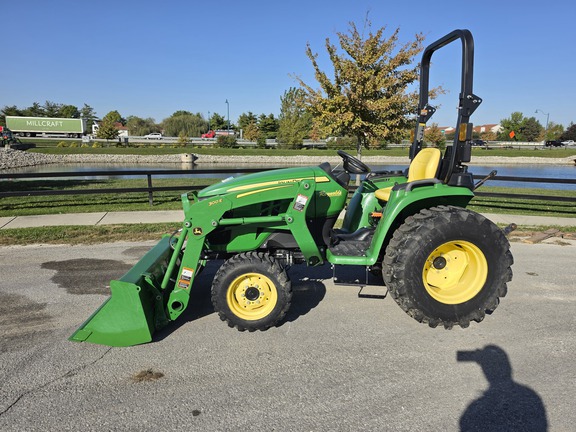 2022 John Deere 3032E Tractor Compact