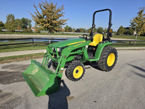 2022 John Deere 3032E Tractor Compact