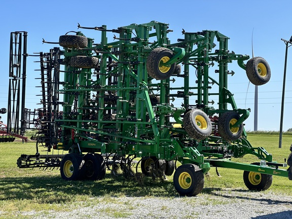 2018 John Deere 2230 Field Cultivator