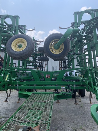 2013 John Deere 2210 Field Cultivator