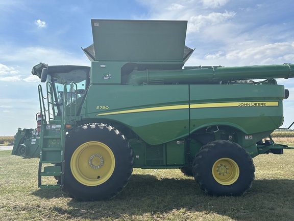 2022 John Deere S790 Combine