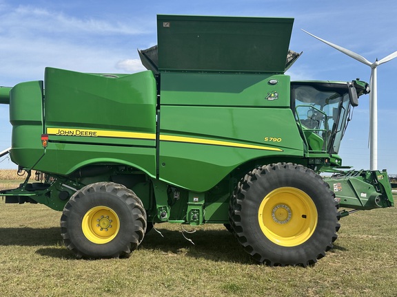 2022 John Deere S790 Combine