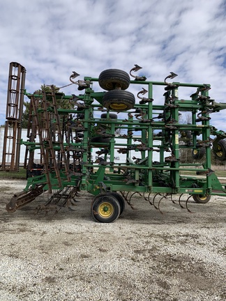2005 John Deere 2210 Field Cultivator