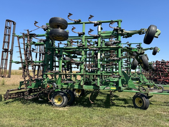 2005 John Deere 2210 Field Cultivator