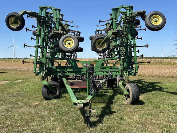 2005 John Deere 2210 Field Cultivator