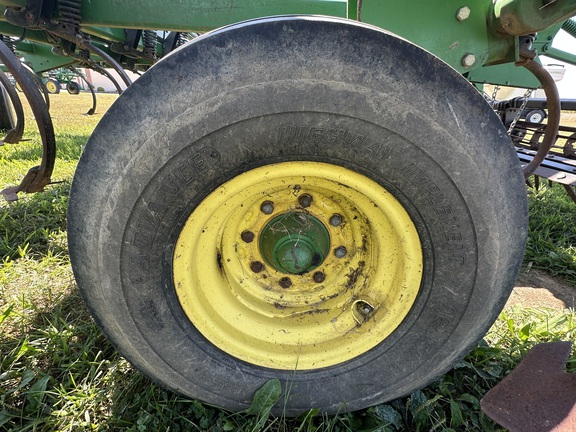 2005 John Deere 2210 Field Cultivator