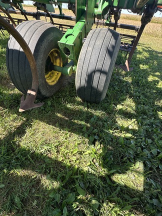 2005 John Deere 2210 Field Cultivator