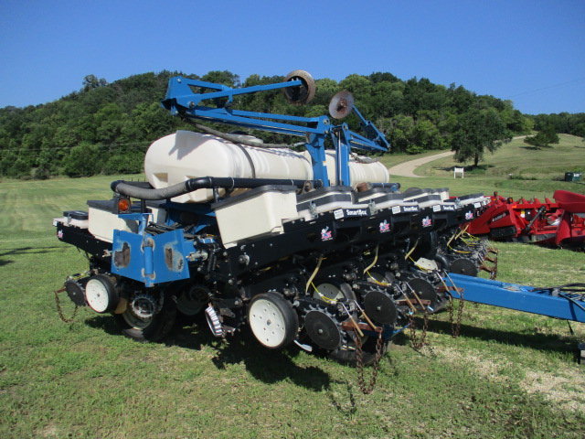 2004 Kinze 3200 12 row Planter