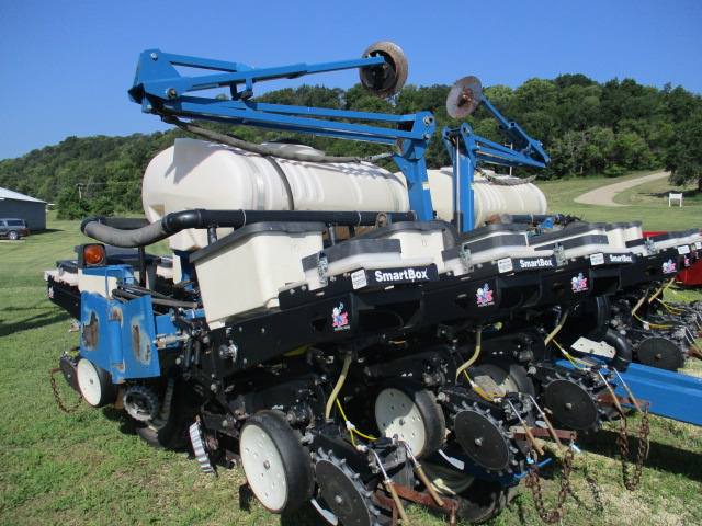 2004 Kinze 3200 12 row Planter