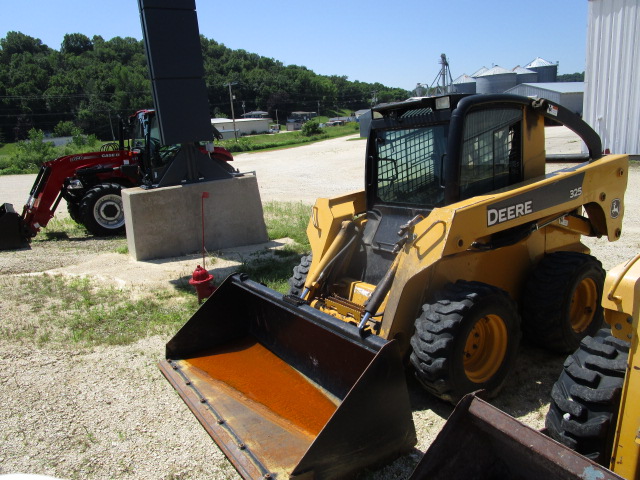 2007 John Deere 325 Skid Steer Loader