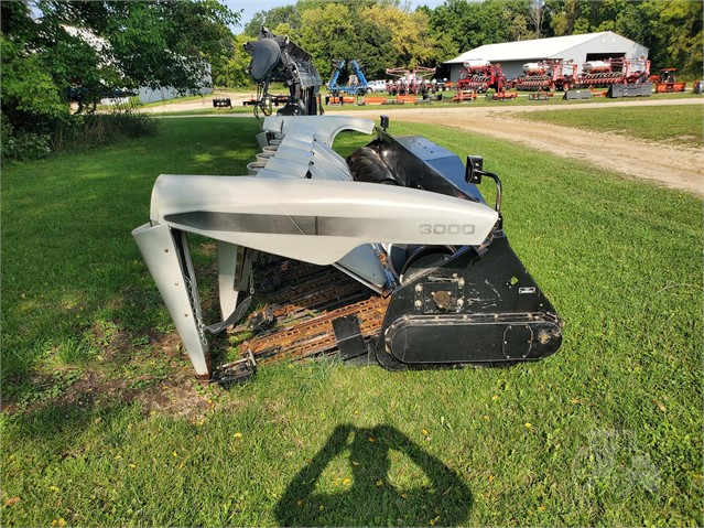 2005 Gleaner 3000 Header Combine