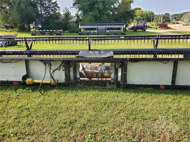 1996 Gleaner 525 Header Combine