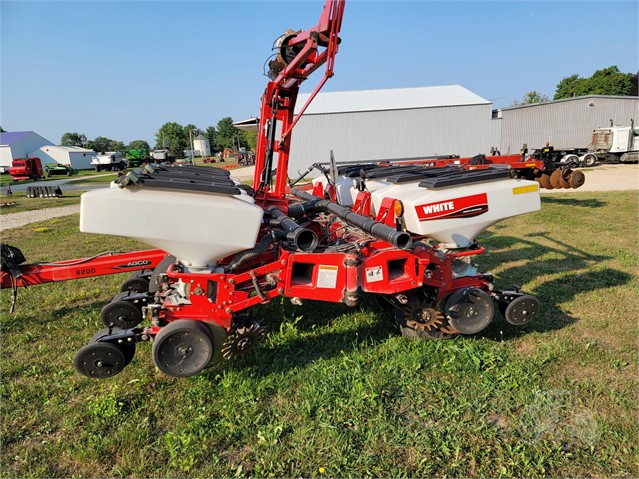 2008 White 8202 Planter