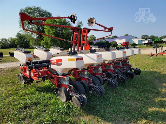 2008 White 8202 Planter