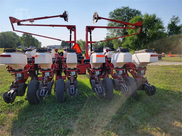 2008 White 8202 Planter